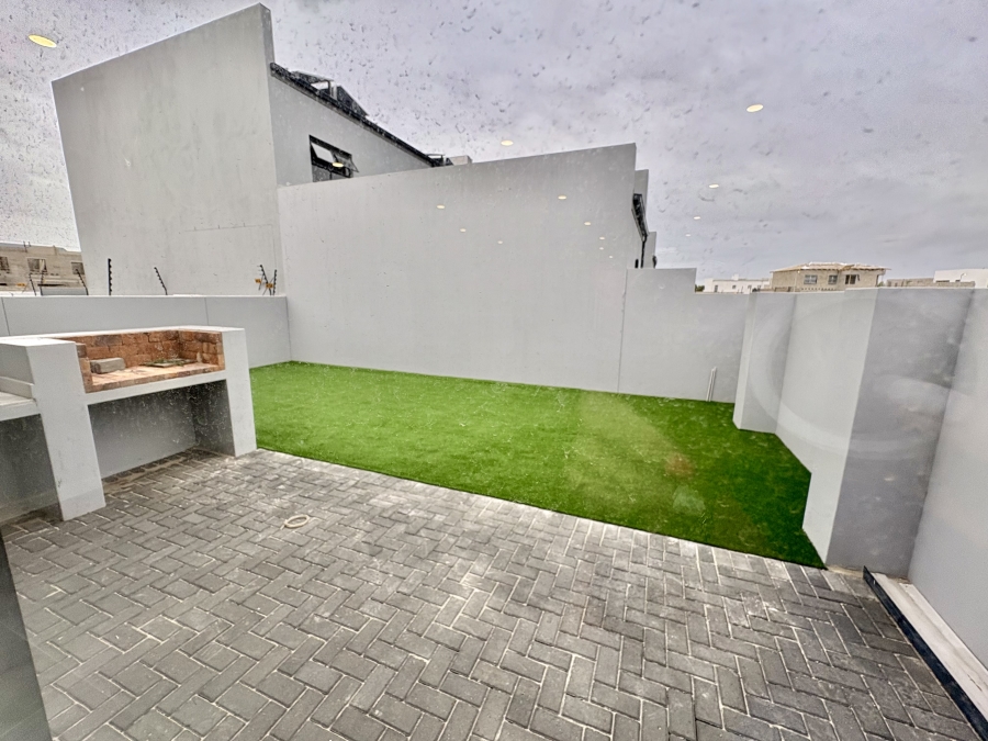 To Let 4 Bedroom Property for Rent in Sandown Western Cape